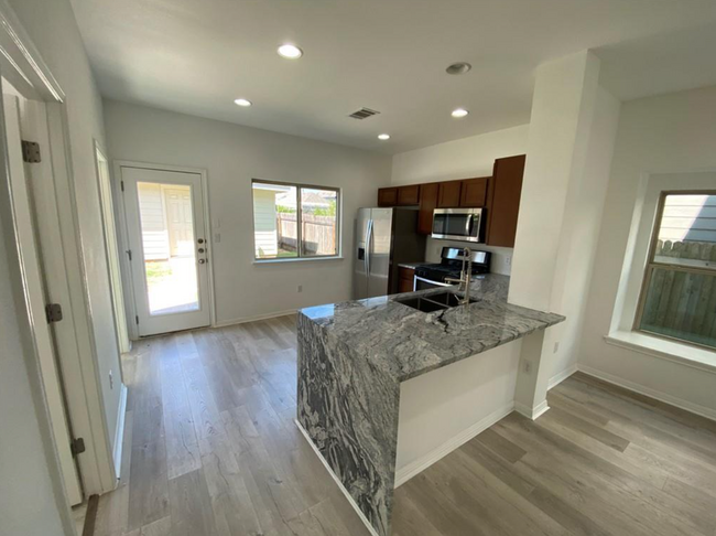 Building Photo - Modern Comfort Meets Ideal Location - 3BR/...