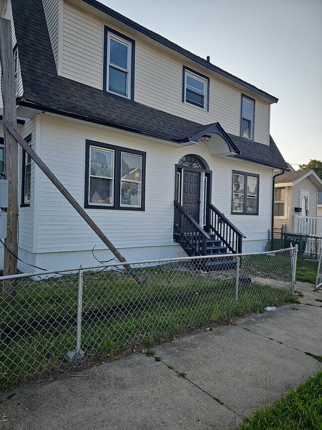 Building Photo - 700 N Harrisburg Ave