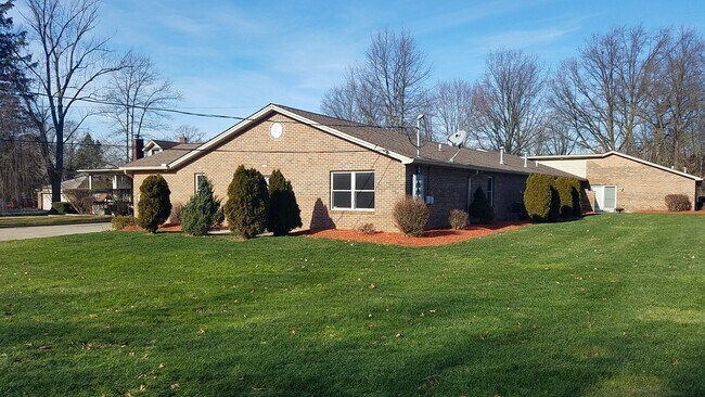 Primary Photo - 262 Meadowbrook Ave