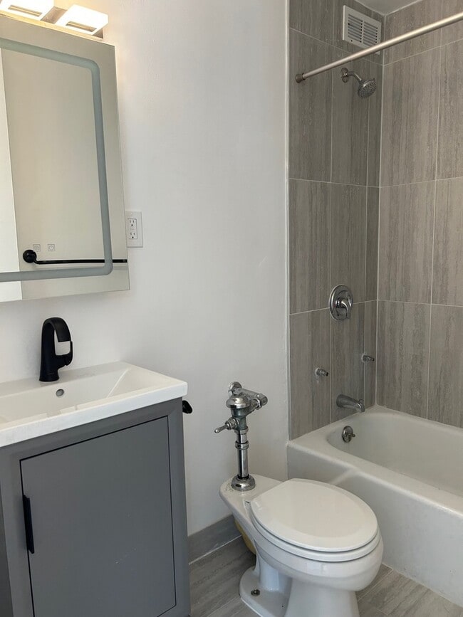 Building Photo - 1450 E 55th St