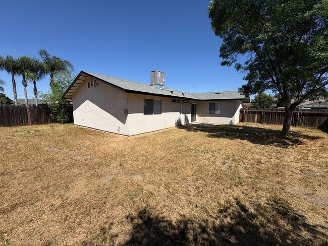 Building Photo - Charming Tulare home available now!