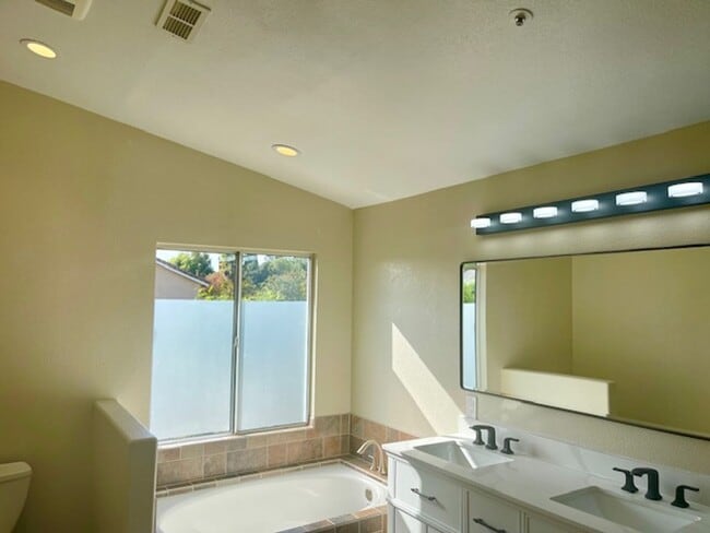 Building Photo - Great Escondido Rental