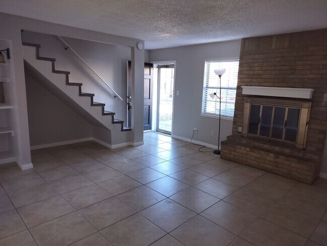 Building Photo - 2 Bedroom 1.5 Bathroom Townhouse in Norman...