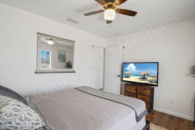 Building Photo - FURNISHED AVAILABLE OCTOBER - MAY