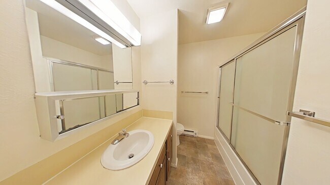 Building Photo - 2Bed 1Bath with Carport! Walk to MSU
