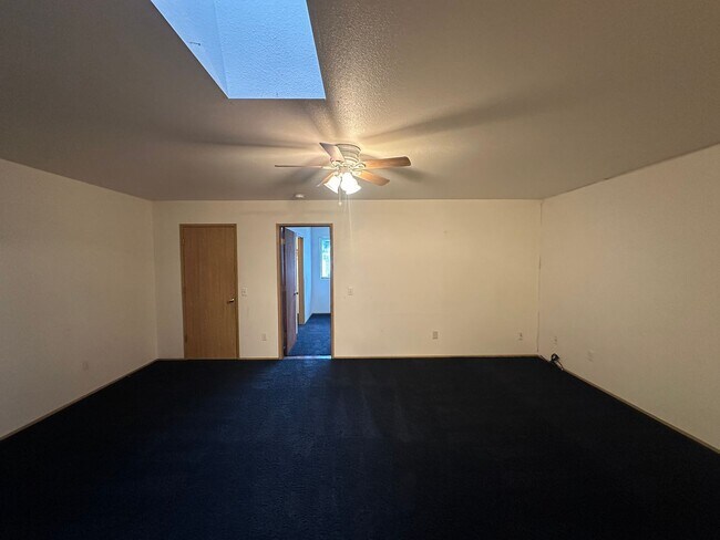 Building Photo - 296 Sussex Ave W