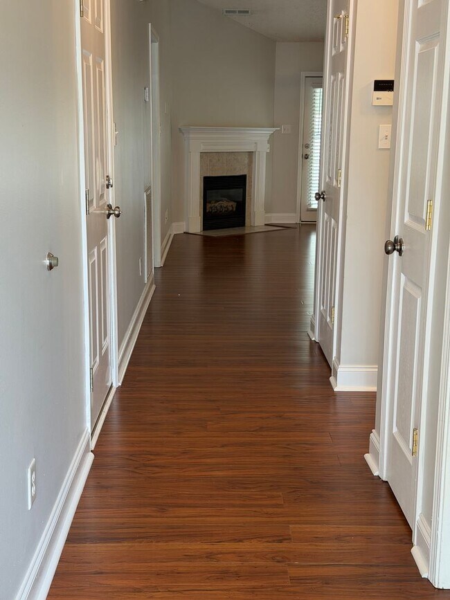Building Photo - Knoxville 37918 - 2 bedroom, 2 bath Condo with attached 1-car garage - Contact Sharon Arnwine (86...