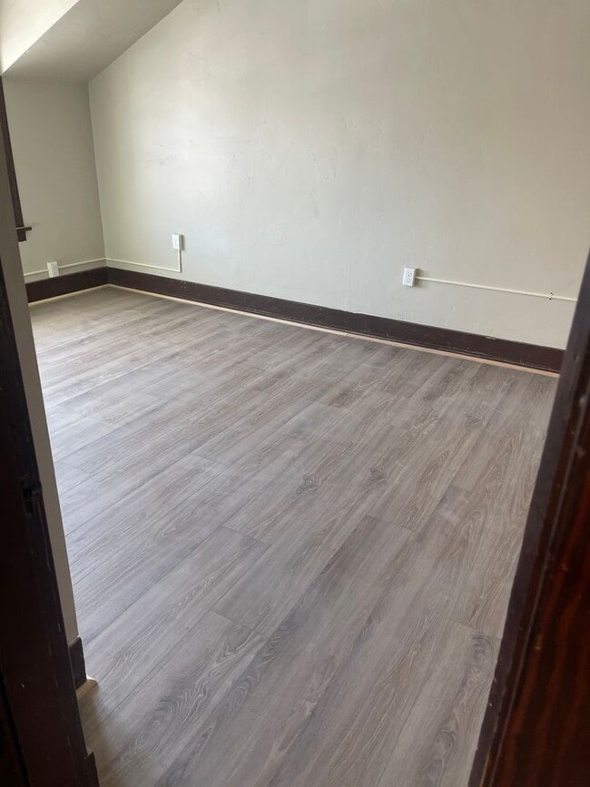 Building Photo - Large renovated house