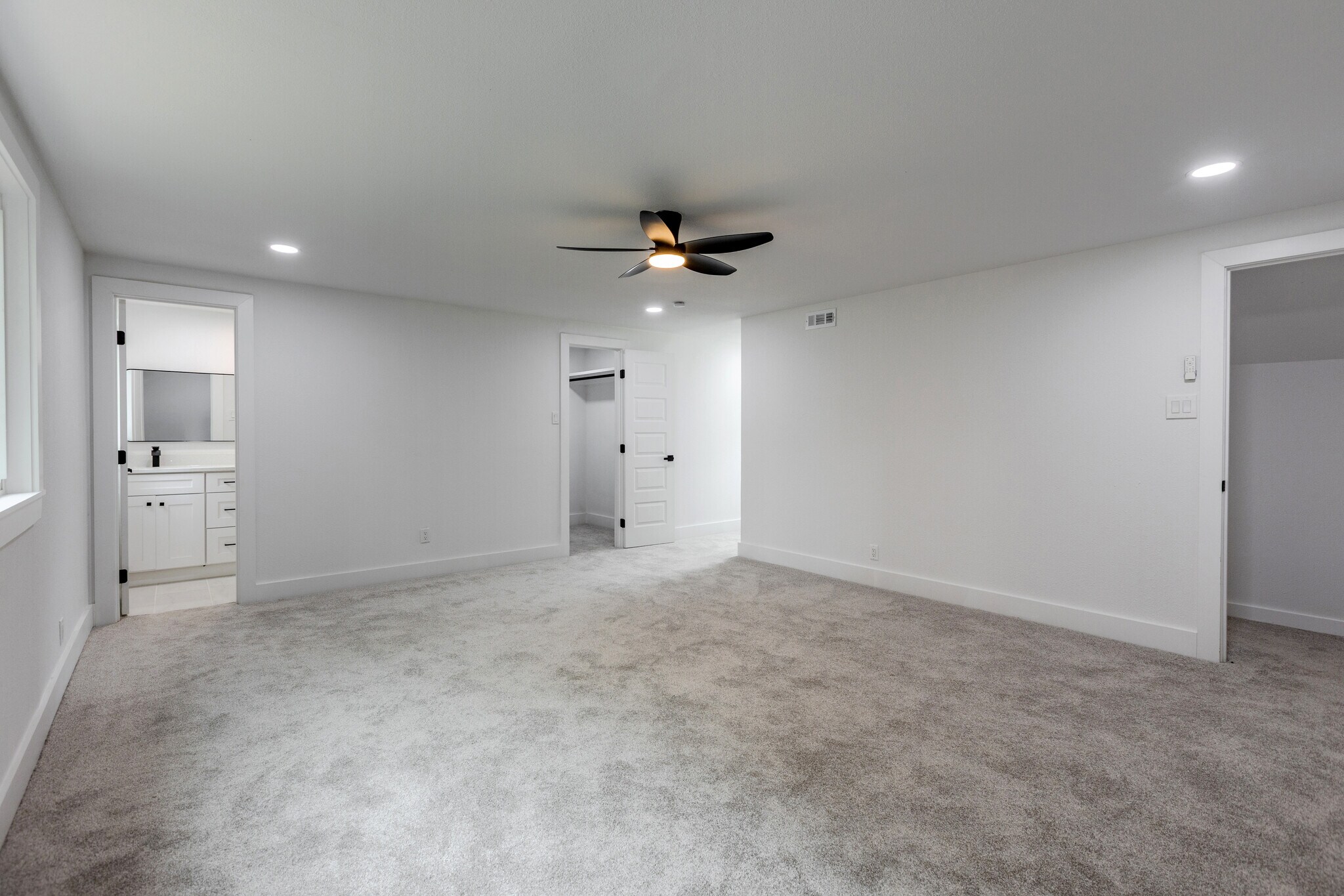 Building Photo - Room in House on Reedcroft Dr
