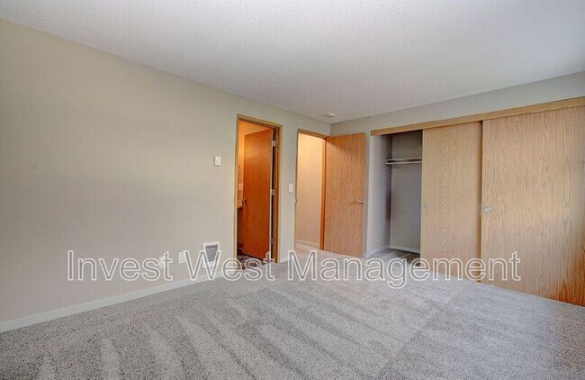 Building Photo - 13216 NE Salmon Creek Ave