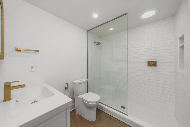 Building Photo - Knott House