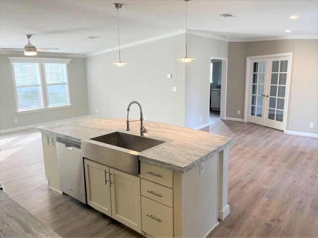 Building Photo - 1077 Cloverleaf Cir