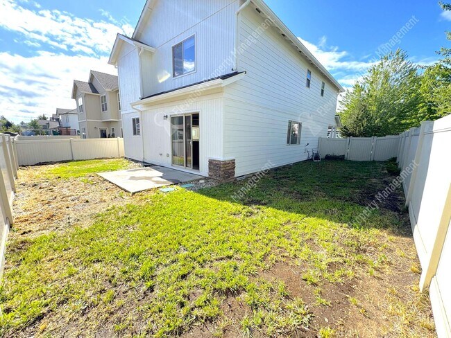 Building Photo - 3 BR home with fenced yard