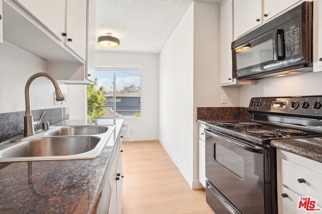 Building Photo - 1352 S Carmelina Ave