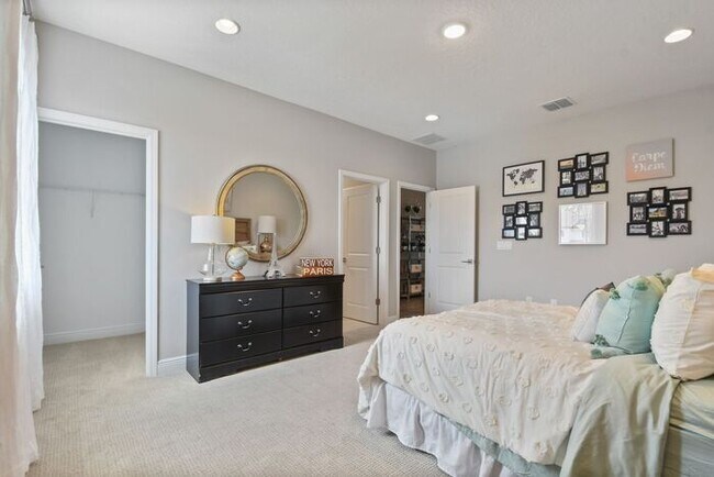 Building Photo - "Unfurnished" Luxurious 5/3.5 Stunning Home with a Generous Loft and a 2 Car Garage in the Highly...