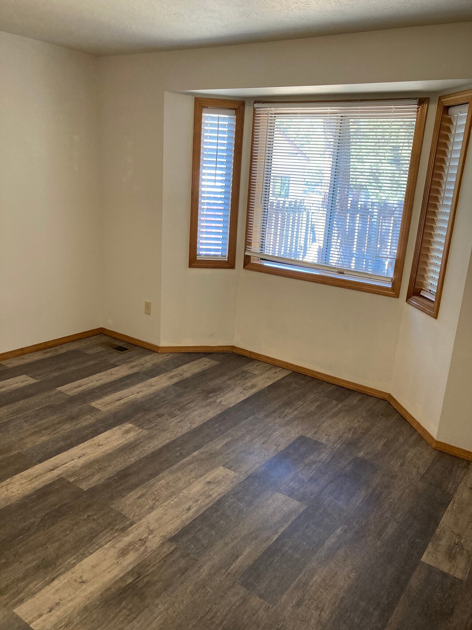 Building Photo - 60637 Devon Cir