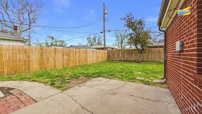 Building Photo - 886 S Fabrique Dr