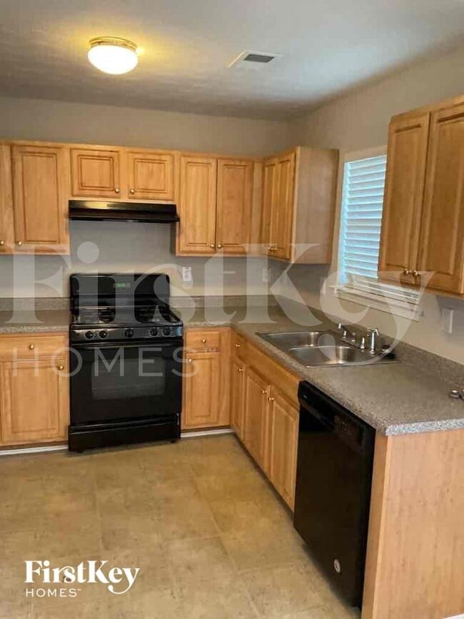 Building Photo - 2631 S Hills