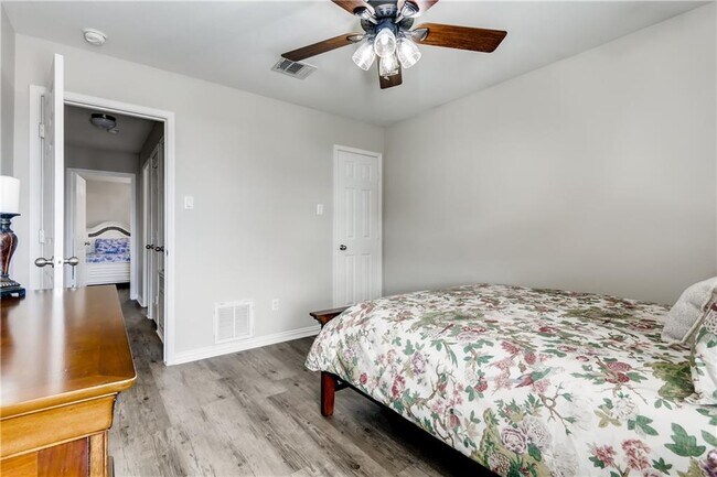 Building Photo - 2416 Ericanna Ln