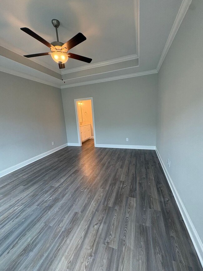 Building Photo - LUXURY TOWNHOME  IN THE CENTER OF MANCHESTER!