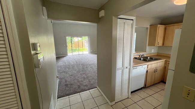 Building Photo - 112 Dahlia Village Cir