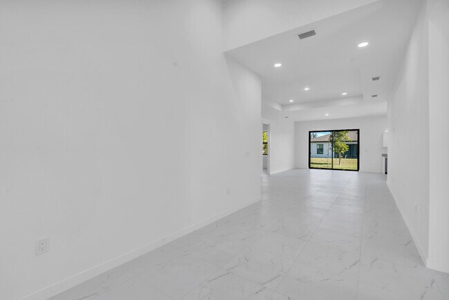 Building Photo - 1021 Chiquita Blvd N