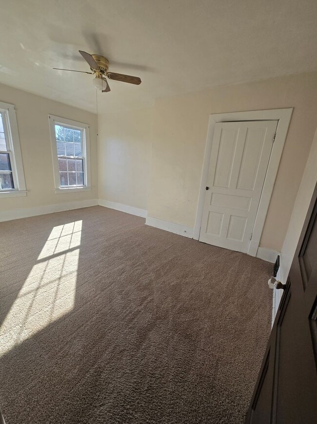 Building Photo - Updated 3br house!