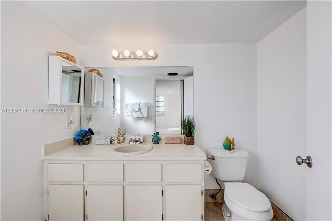 Building Photo - 2205 S Cypress Bend Dr