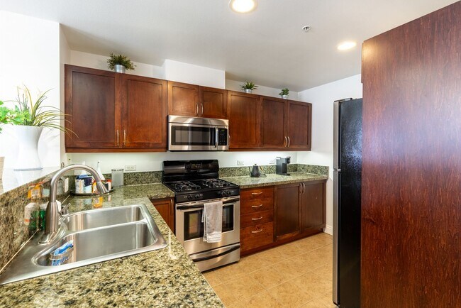 Building Photo - Modern 2 Bed/ 2 Bath Condo in the Heart of...