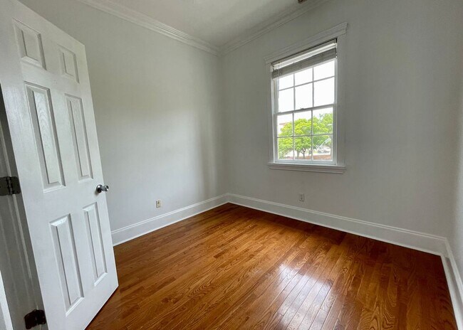 Building Photo - Available 8/1. Gorgeous 2 BR/1 BA Unit in the Historic East Side!