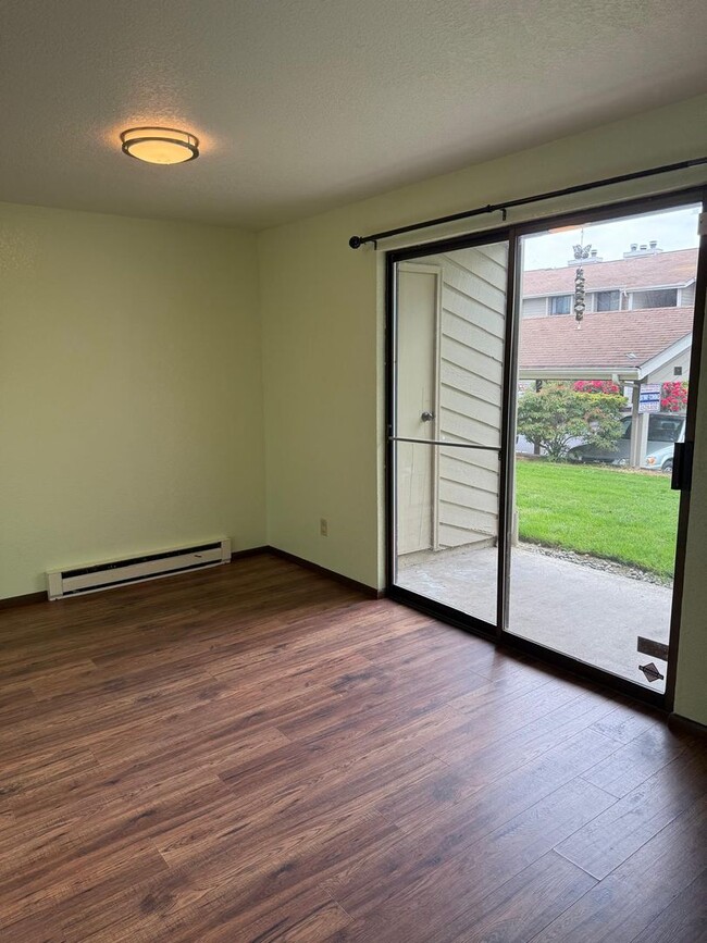 Building Photo - Beautiful 2 bedrooms 1.5 Bath