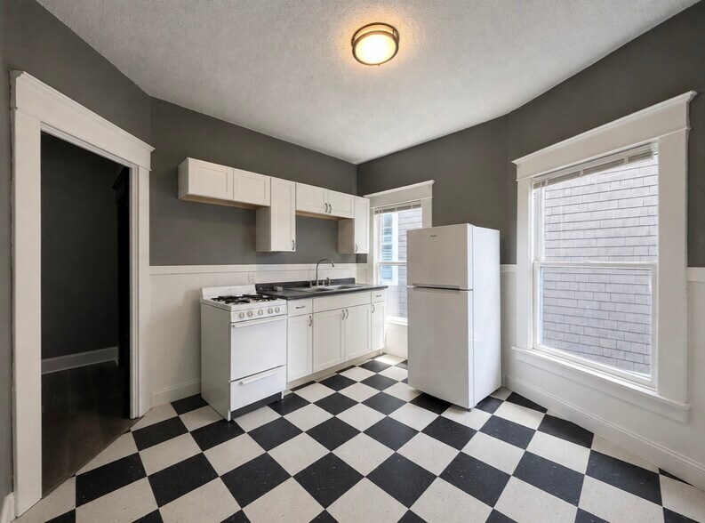 Building Photo - 1042 Elmwood Ave