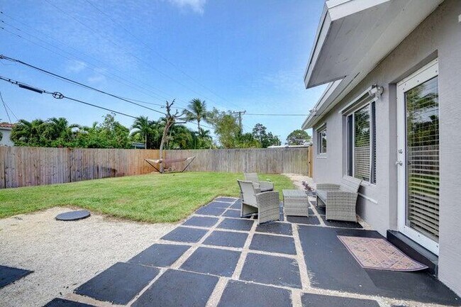 Building Photo - 1415 Crest Dr