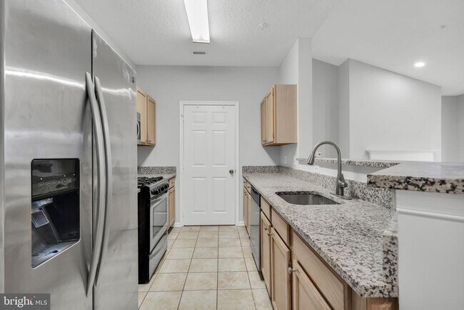Building Photo - 1701 Lake Shore Crest Dr
