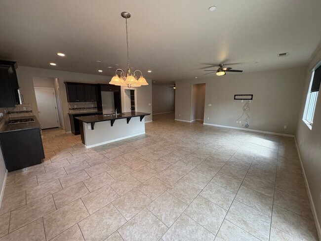 Building Photo - Lovely Clovis home Available Now!