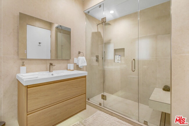Building Photo - 128 Kings Rd