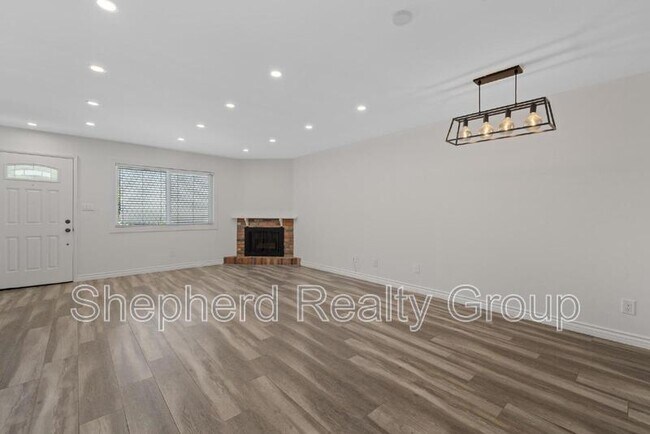 Building Photo - 405 Pioneer Dr