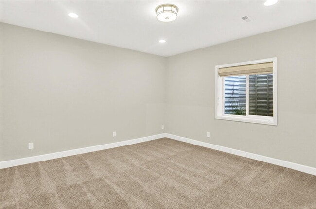 Building Photo - 7576 Oasis Dr