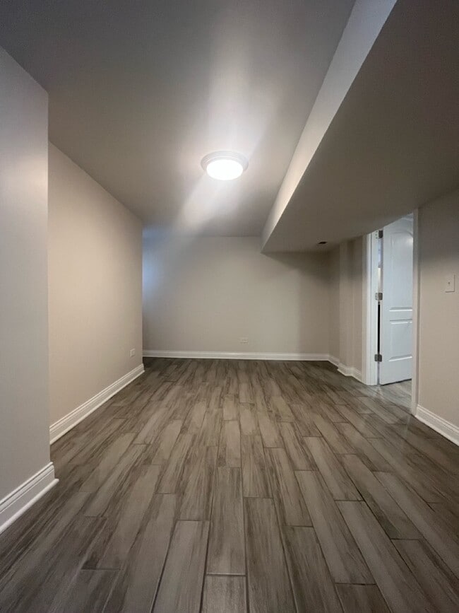Building Photo - 5816 N Artesian Ave
