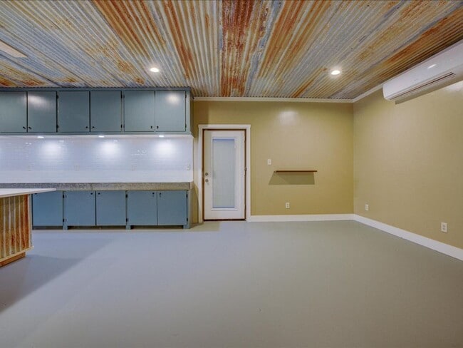 Building Photo - Studio. PROMO $400.OFF FULL MONTHS RENT! . Utilities included!!!