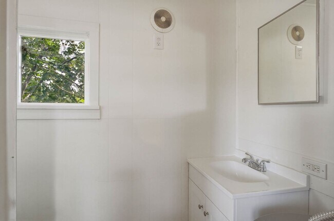 Building Photo - 1-bedroom, 1-bathroom ADU