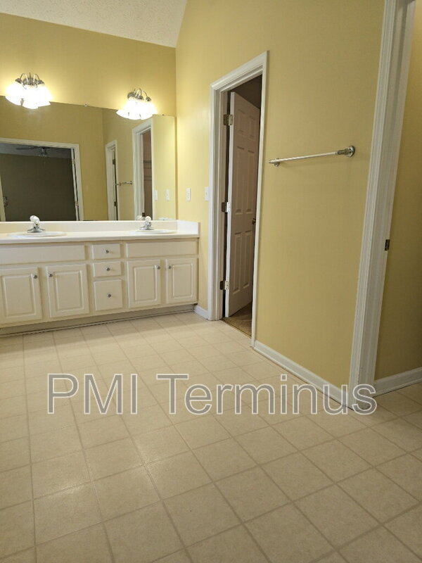 Building Photo - 6122 Farmwood Way SE