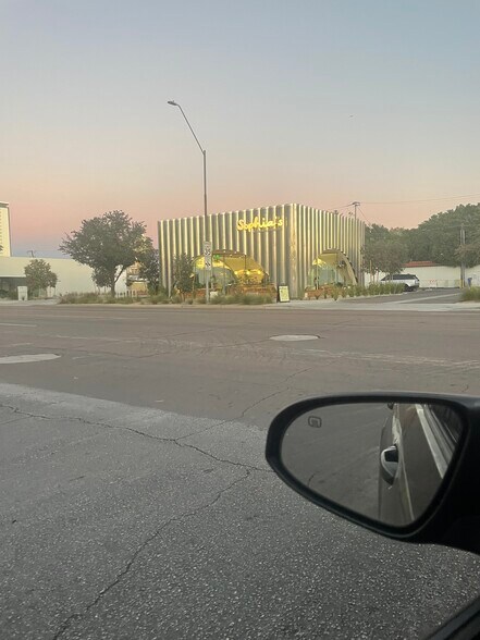 Building Photo - 351 E Thomas Rd