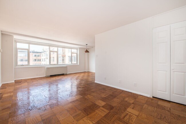 Building Photo - Spacious, Bright 1 Bed 1 Bath condo in prime location and close to Metro - All utilities included
