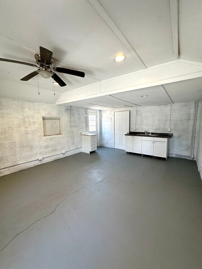 Building Photo - Spacious 4 Bed Home Near Bass Pro with Detached Garage & Fenced Yard