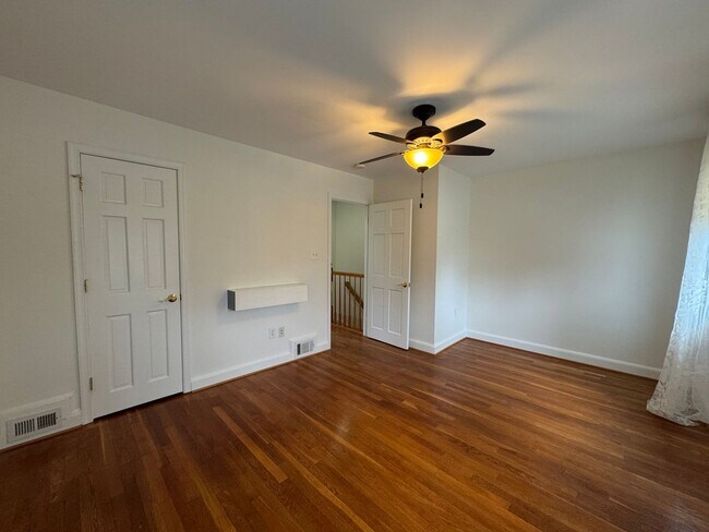 Building Photo - Charming 2 Bed 1 Bath Interior Townhome Wi...