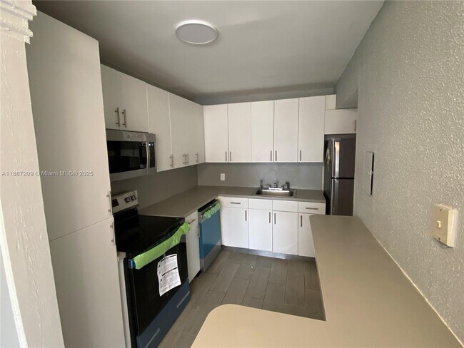 Building Photo - 2025 NE 164th St