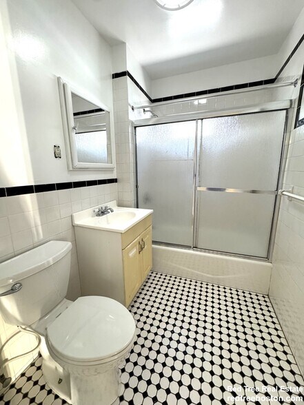 Building Photo - 20 Hunnewell Ave
