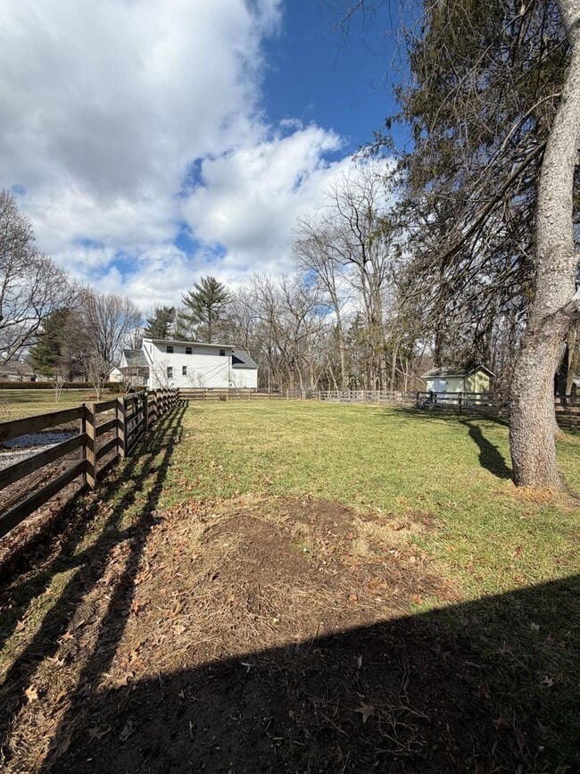 Building Photo - 2 Bed | 2 Bath | Office/Flex Room | 1 Acre Lot | Pickerington Schools