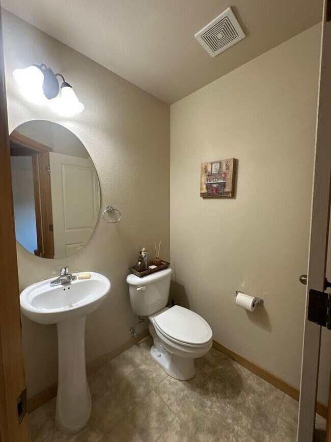 Building Photo - 5015 Falcon Dr